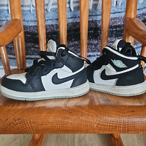 Jordan 1 mid. Size 5c - Picture 2 of 2